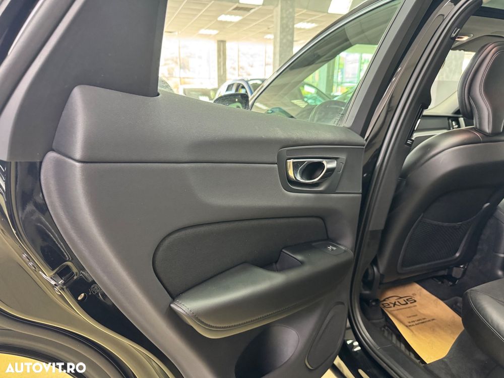 Volvo XC 60 T8 Twin Engine AWD Momentum Pro - 23
