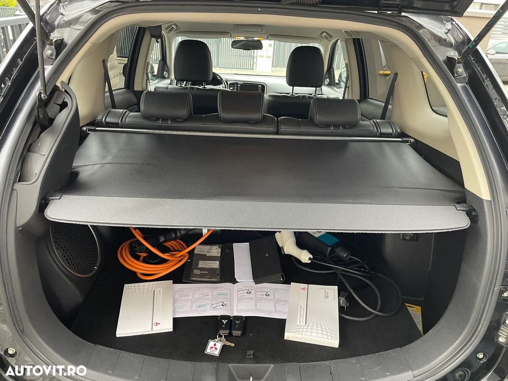 Mitsubishi Outlander 2.0 4WD Plug-In Hybrid Top - 35