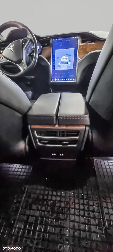 Tesla Model X - 17