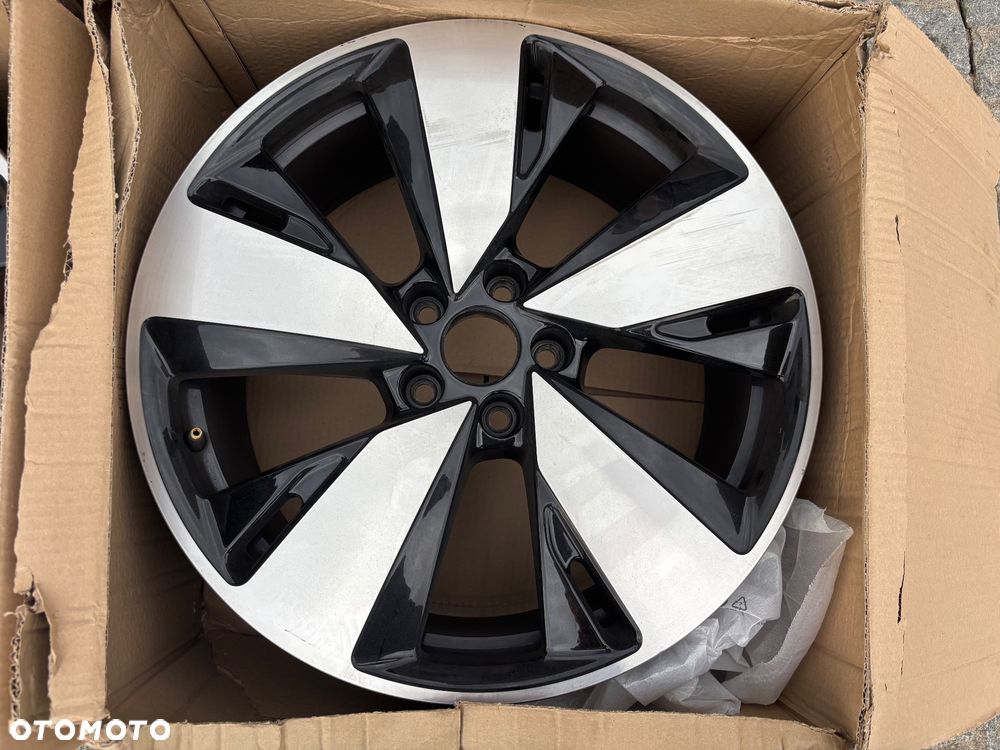 Oryginalne felgi aluminiowe o nr kat. 8B3601025AR Audi A5 / S5 (B10) - 10