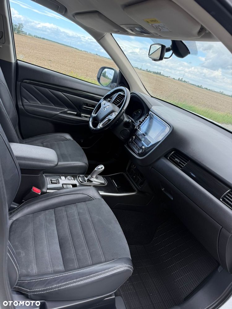 Mitsubishi Outlander 2.0 4WD Plug-In Hybrid Plus - 13