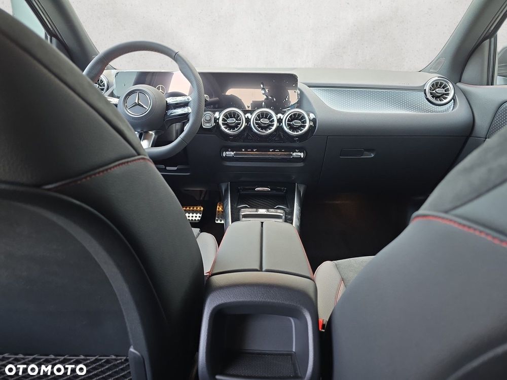 Mercedes-Benz GLA - 13