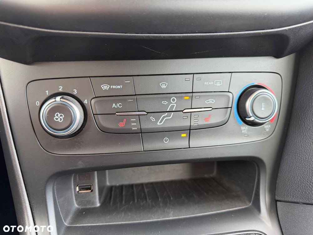 Ford Focus 1.0 EcoBoost Titanium Business - 29