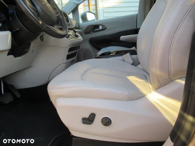 Chrysler Pacifica - 17