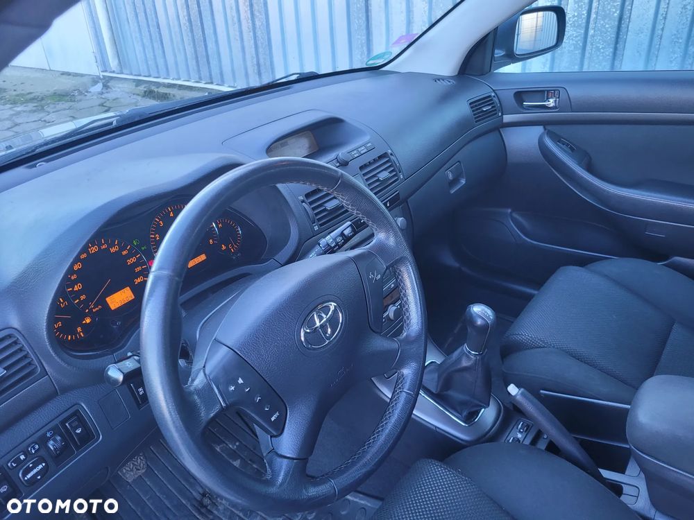 Toyota Avensis - 8