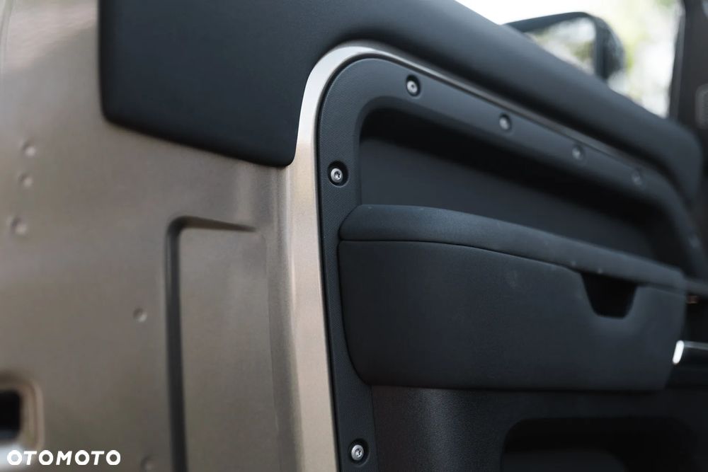 Land Rover Defender 3.0 D200 mHEV - 28