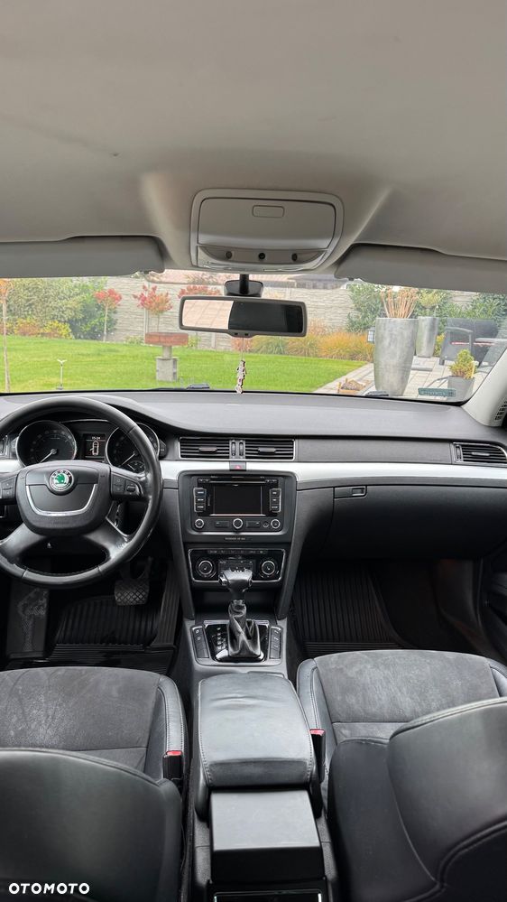 Skoda Superb 2011 photo 5