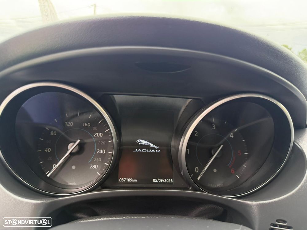 Jaguar XE 2.0 D Prestige - 8