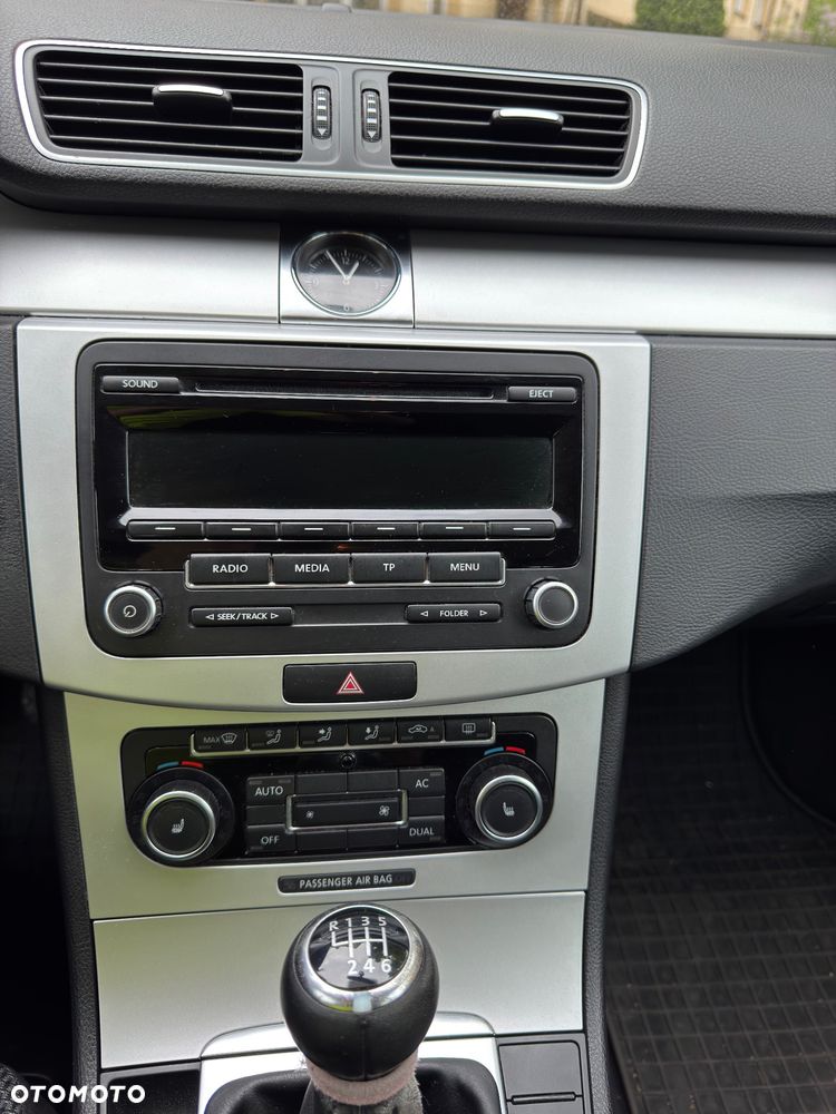 Volkswagen Passat 1.6 TDI DPF BlueMot Comfortline - 4