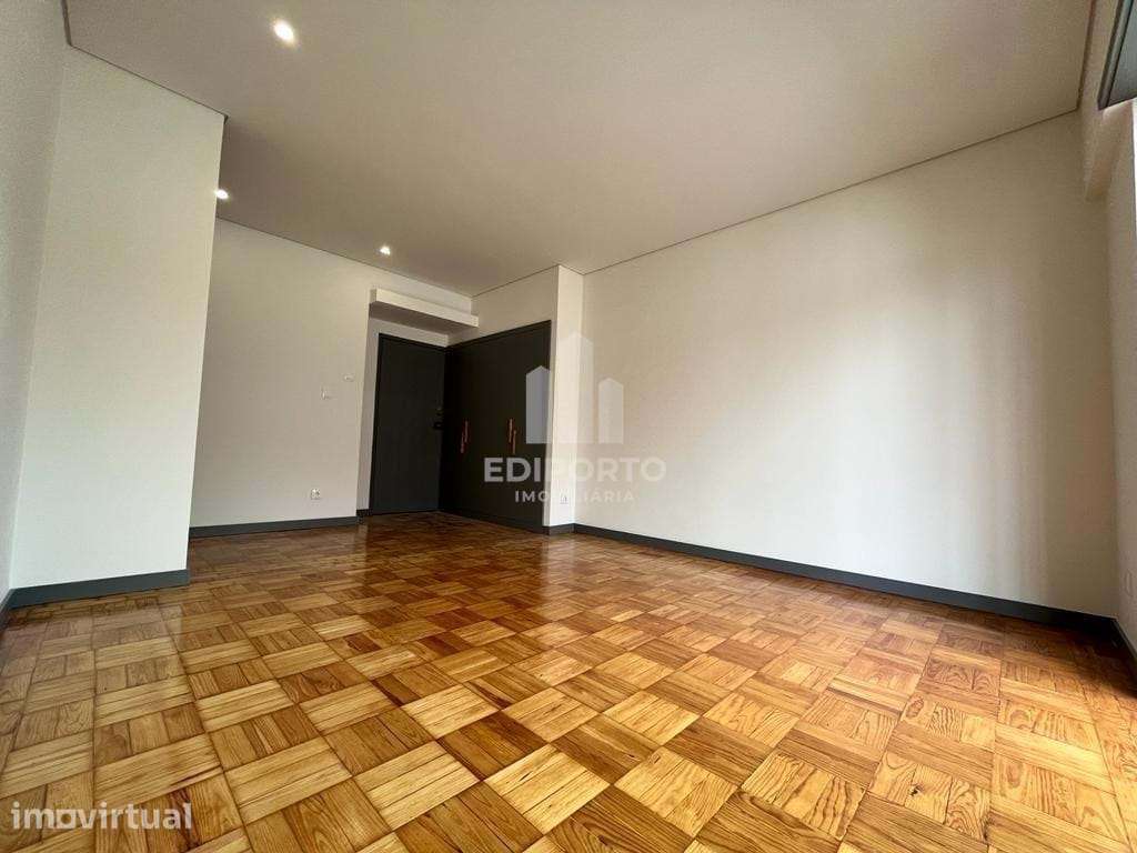 Apartamento T2 remodelado com varanda, à Praça Velásquez e Metro dos C - Grande imagem: 4/15