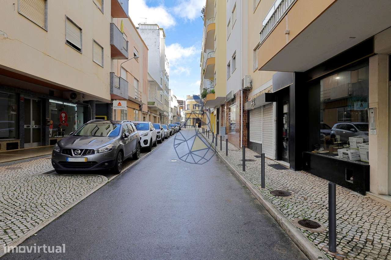 Loja centro da Cidade com área Total de 131m² (Rés Chão de 66m² e Cave - Grande imagem: 2/38