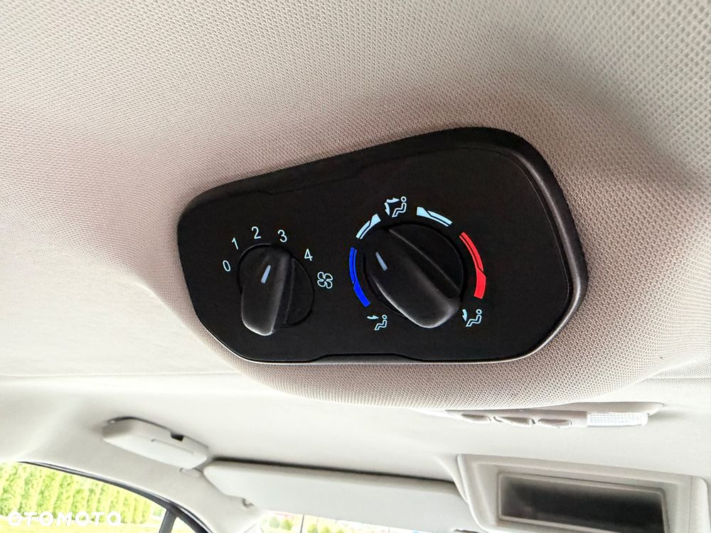 Ford Tourneo Custom - 25