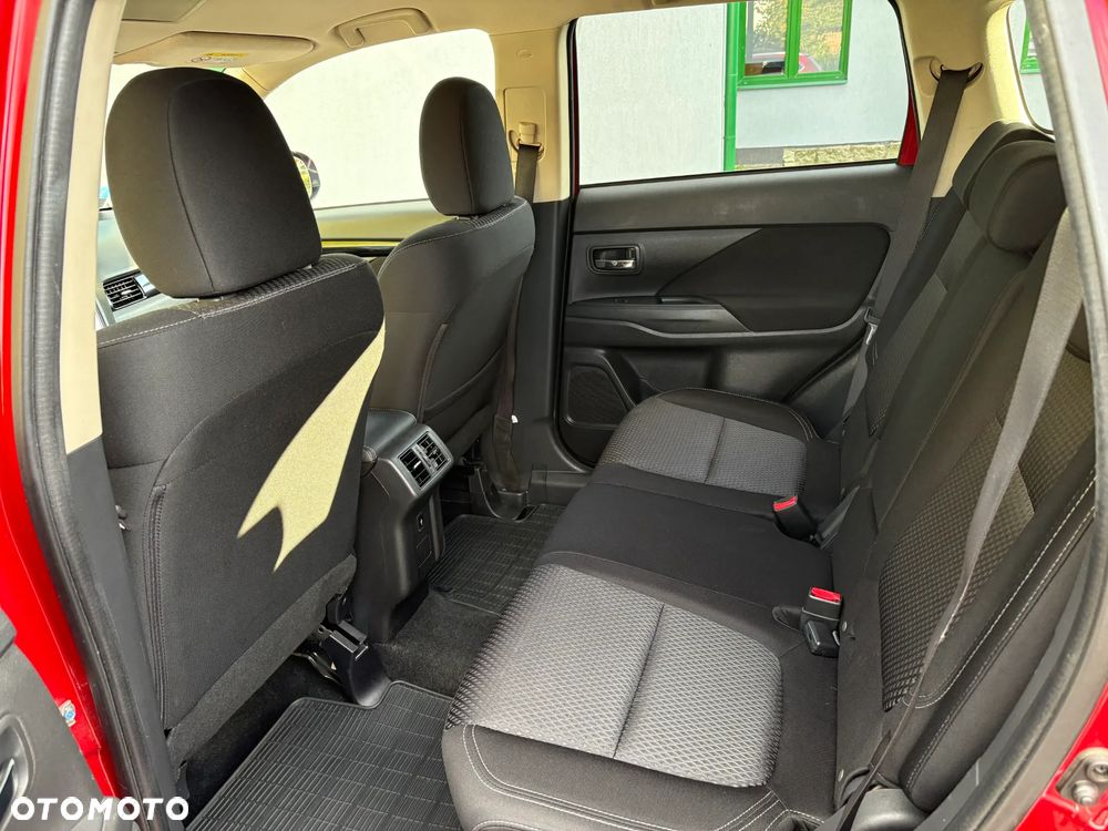 Mitsubishi Outlander 2.0 Instyle + 4WD CVT - 11