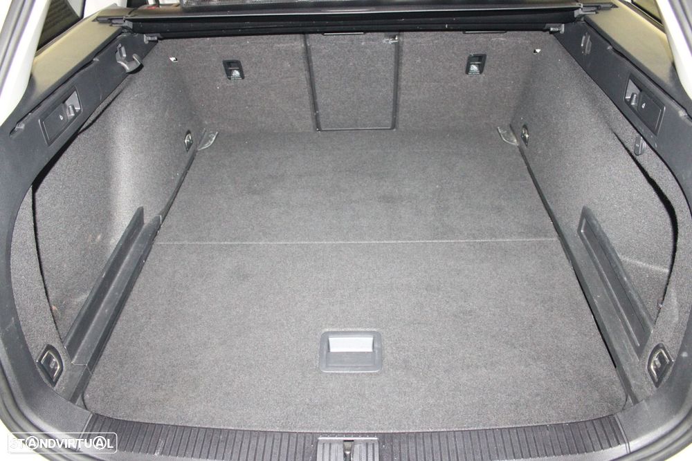 VW Passat Variant 2.0 TDI Business DSG - 44