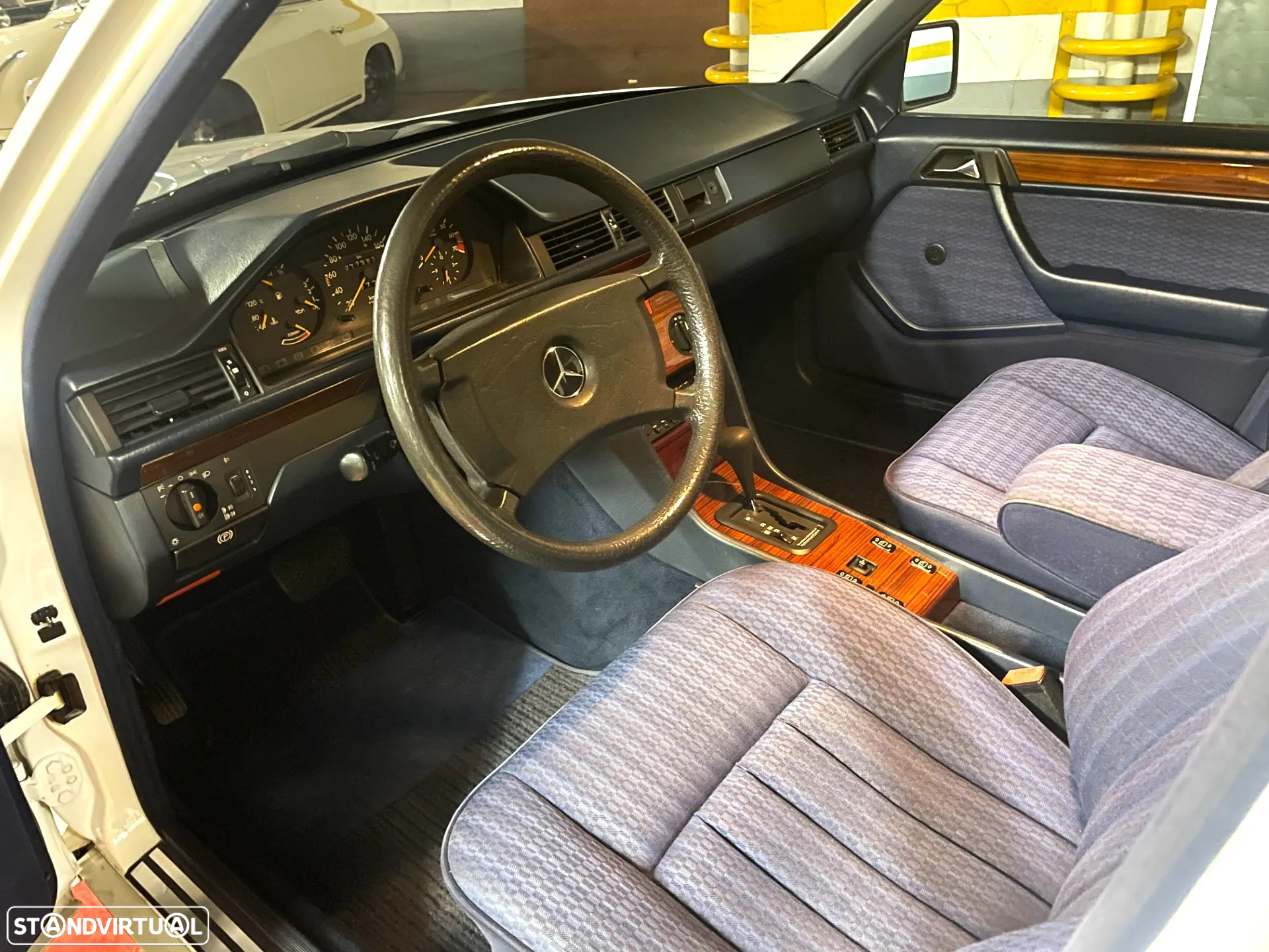 Mercedes-Benz 230 - 6
