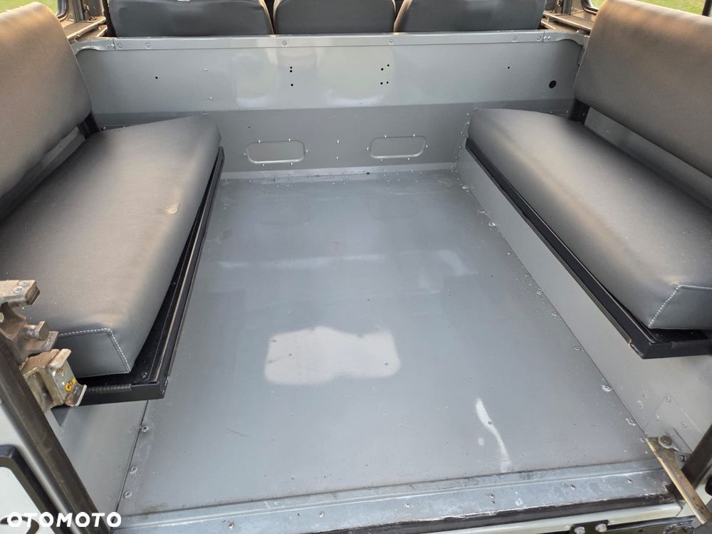 Land Rover Defender 2.5 TDI - 11