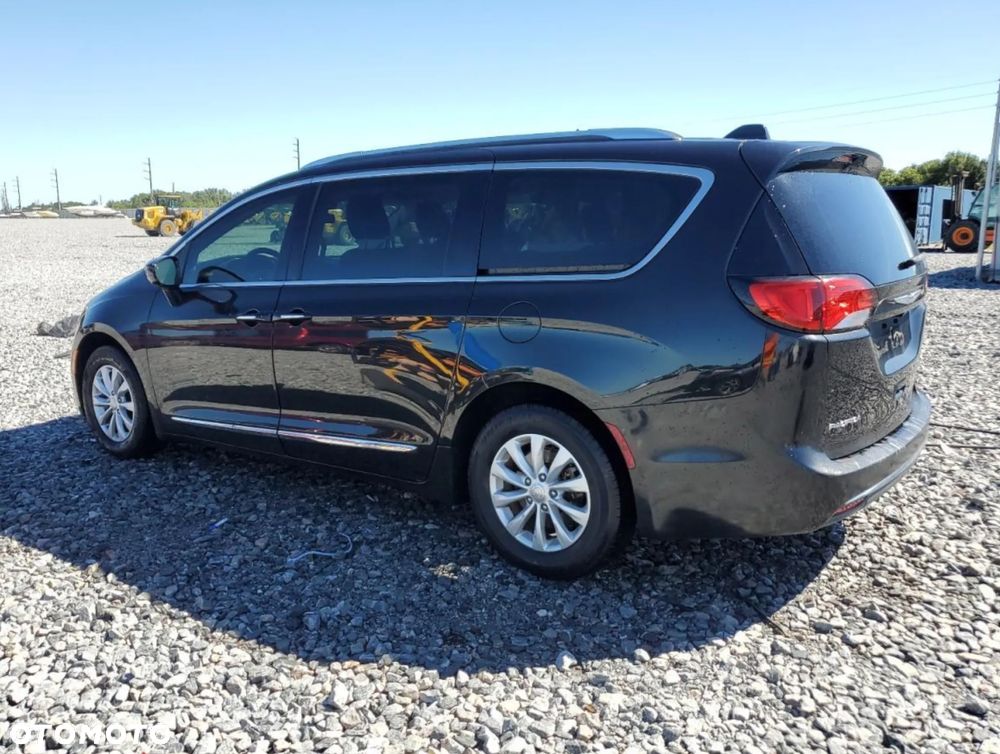 Chrysler Pacifica - 4