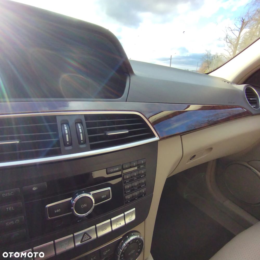 Mercedes-Benz Klasa C 250 CGI BlueEff Elegance - 13