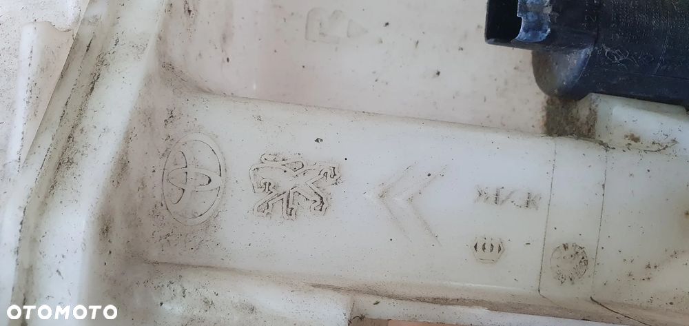 Zbiorniczek spryskiwaczy pompki Toyota Aygo - 8