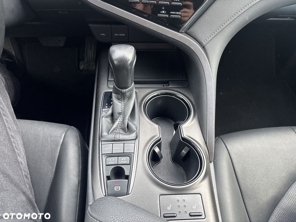 Toyota Camry 2.5 Hybrid Comfort CVT - 26