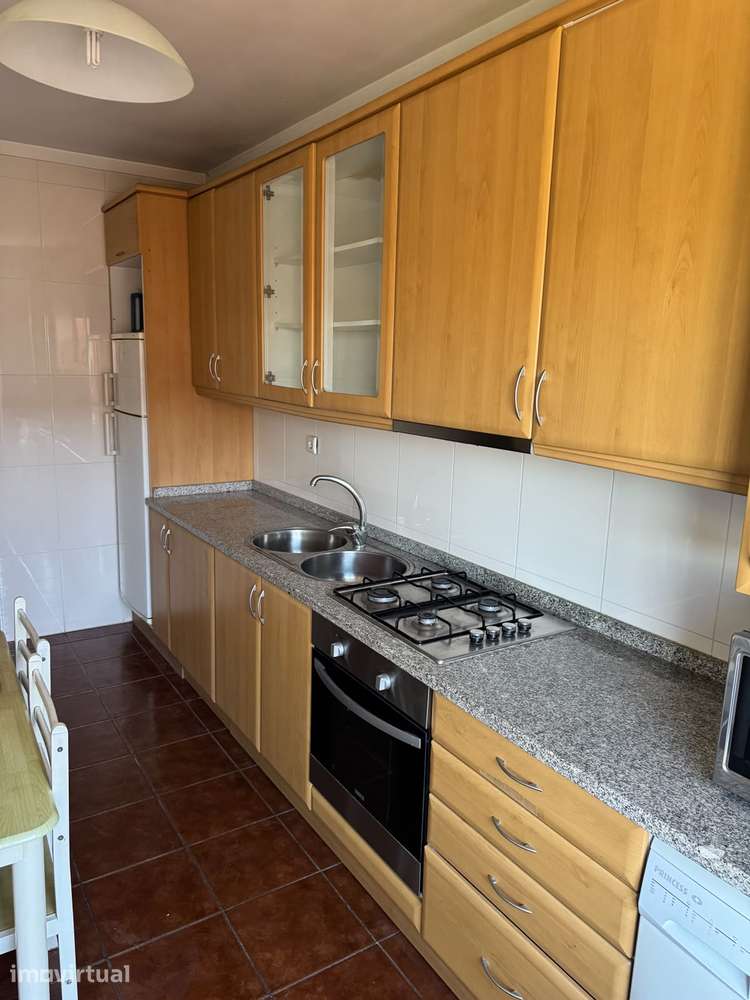 Apartamento T1 mobilado na Rua Francisco Sousa Gomes - Grande imagem: 2/17