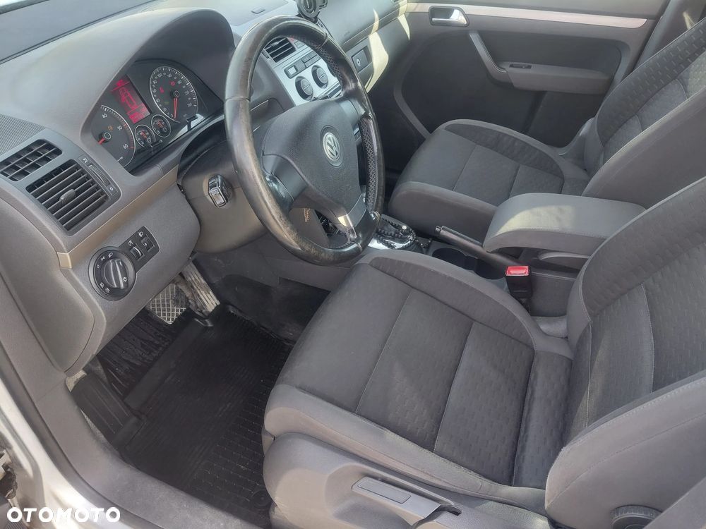 Volkswagen Touran 2.0 TDI Trendline DSG - 8