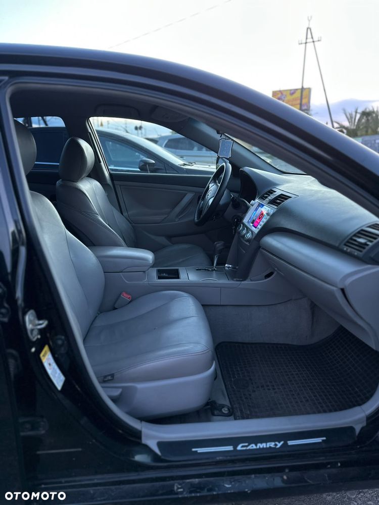 Toyota Camry 2.5 XLE - 16