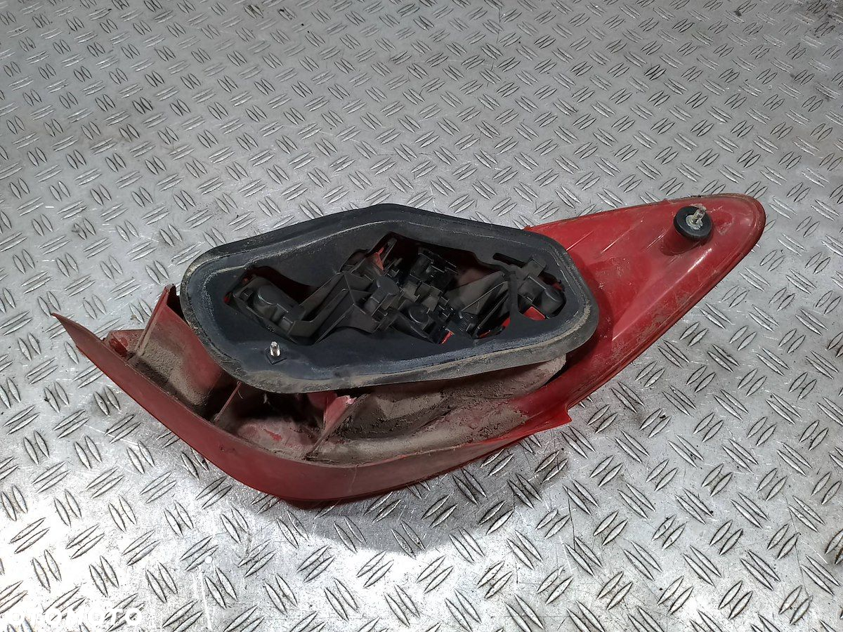 LAMPA TYLNA PRAWA PEUGEOT 307 LIFT 557674 HATCHBACK - 8