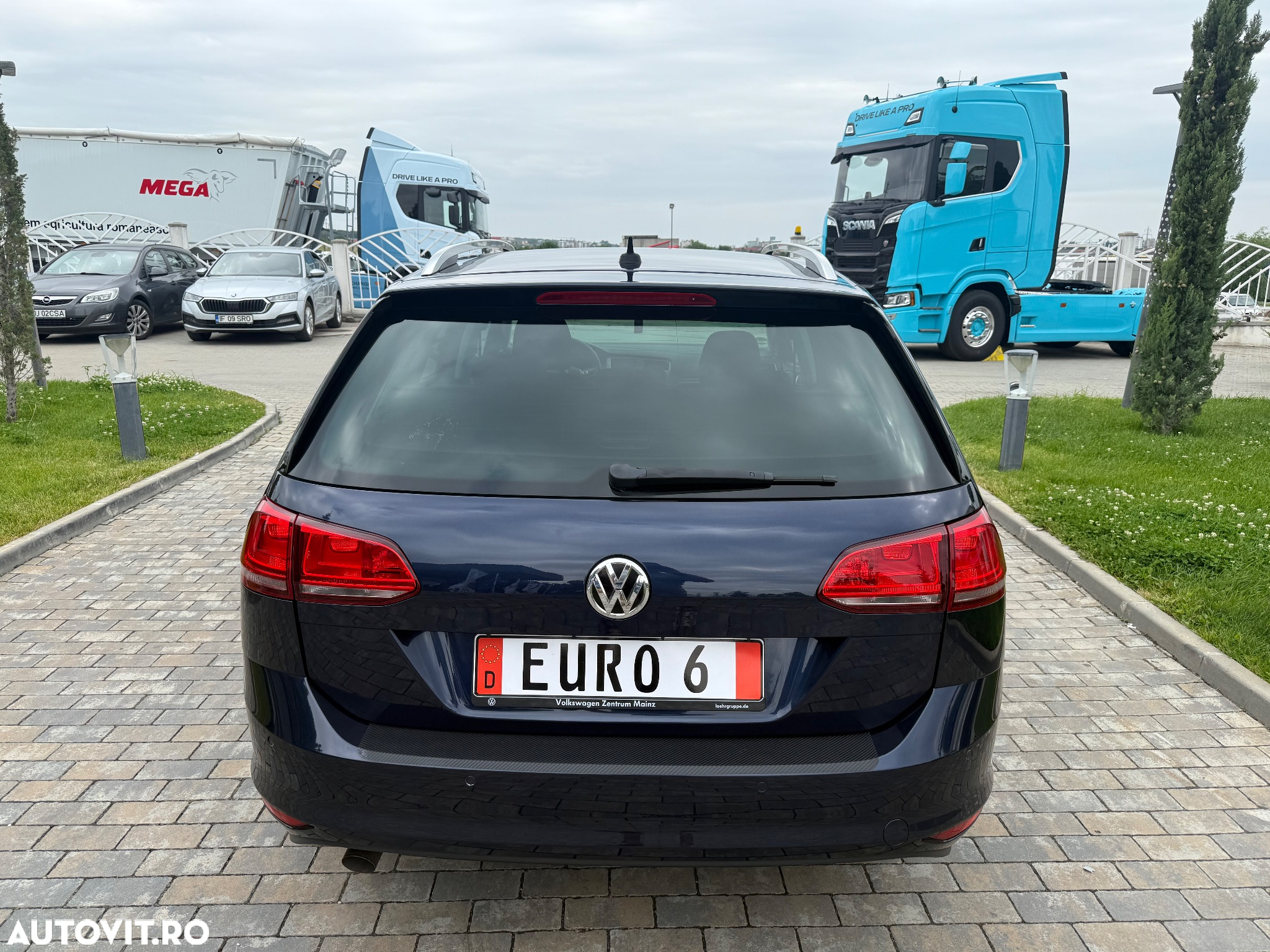Volkswagen Golf Variant 1.6 TDI BlueMotion Technology DSG Lounge - 8