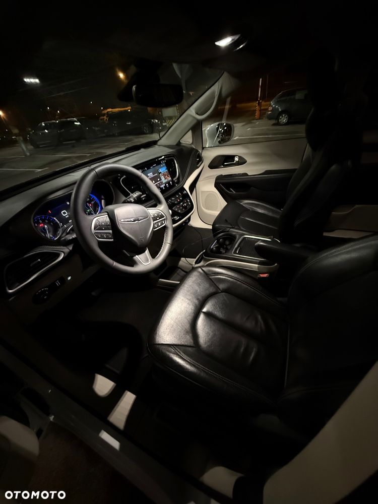 Chrysler Pacifica - 16