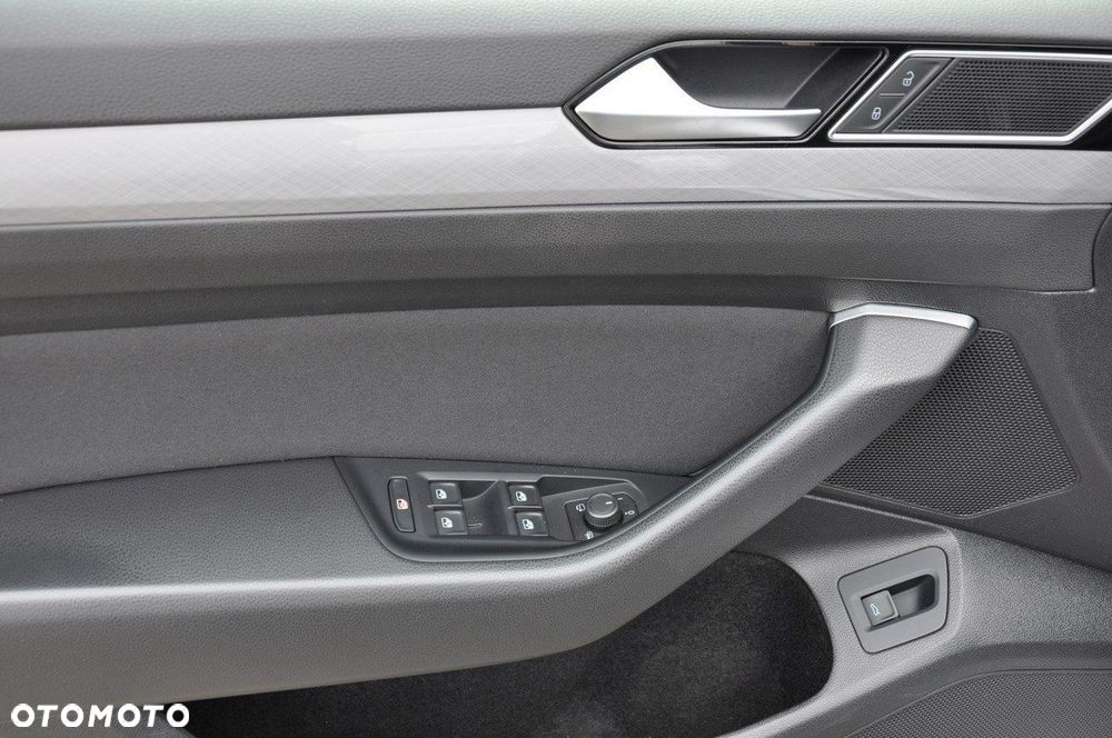 Volkswagen Passat - 12