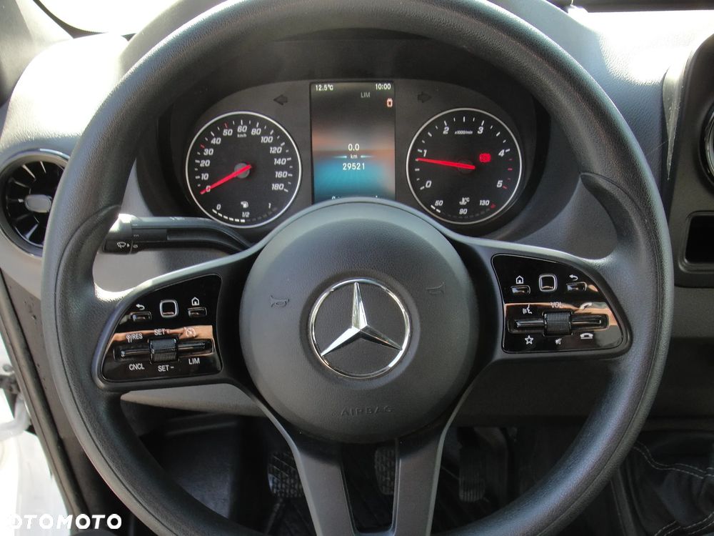 Mercedes-Benz Sprinter - 11