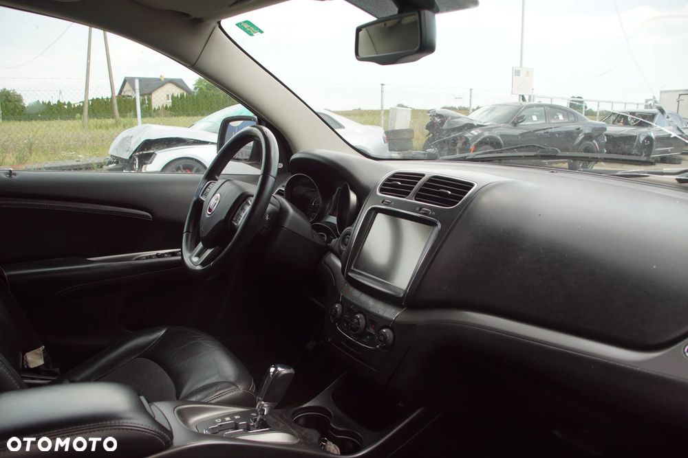 Auto na części - Fiat Freemont 2.0 MultiJet 170 KM 939B5000 62TE PRM 2015R Silnik Skrzynia Drzwi Maska Błotnik Zderzak Klapa Lampa Lusterko Klamka Szyba Deska Kokpit Sterownik Moduł Czujnik Licznik Wyświetlacz Panel Kierownica - 15