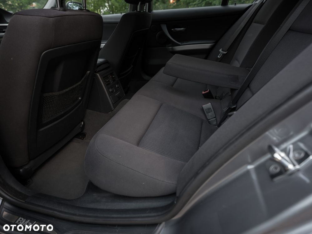 BMW Seria 3 320i Edition Exclusive - 17