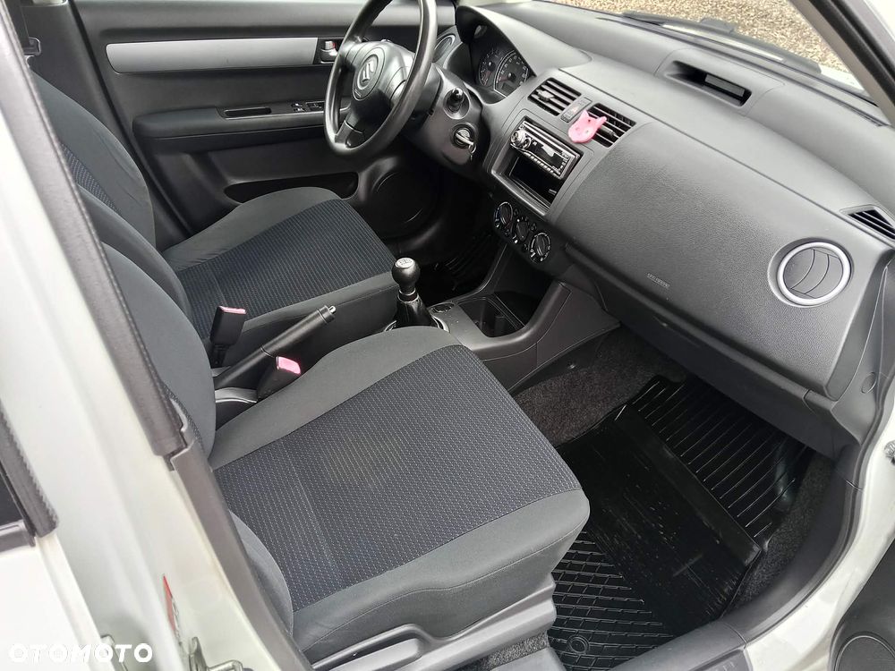 Suzuki Swift 1.3 Black and White - 25