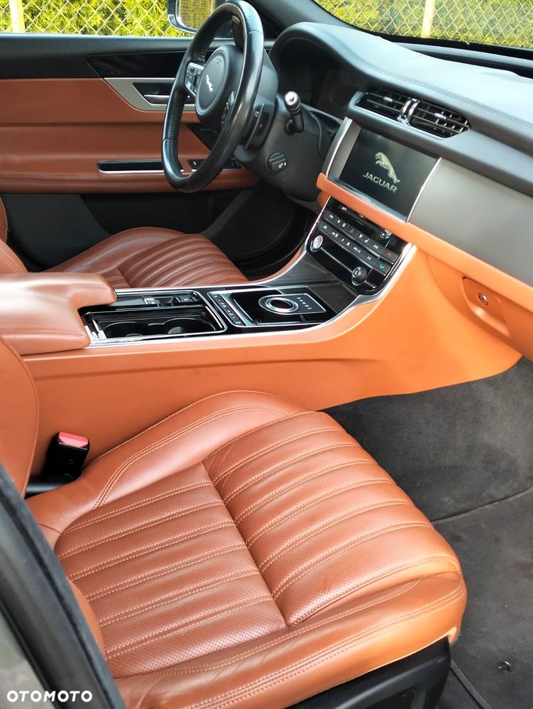 Jaguar XF 20d Portfolio - 11