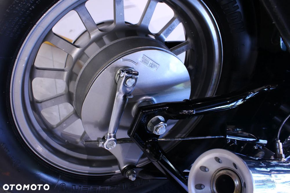 Suzuki Intruder - 17