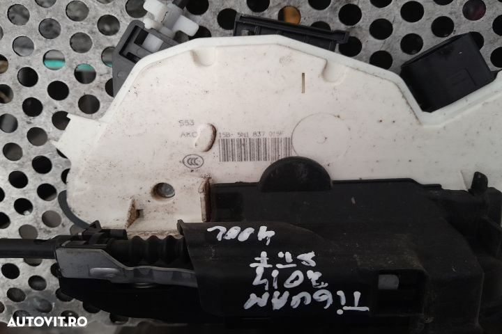 Broasca usa fata stanga 15B5N1837015F Volkswagen VW Tiguan 1 5N [2007 - 2