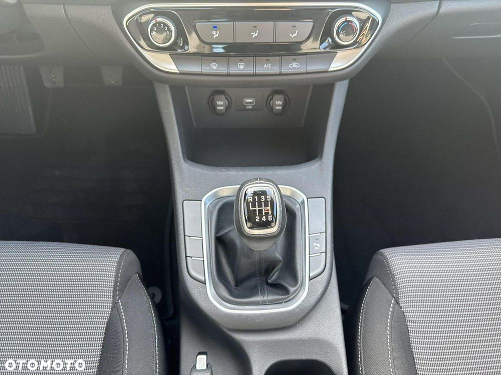 Hyundai i30 1.5 DPI Classic + - 24