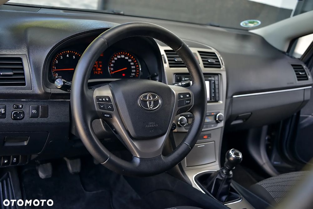 Toyota Avensis 1.6 Premium - 23