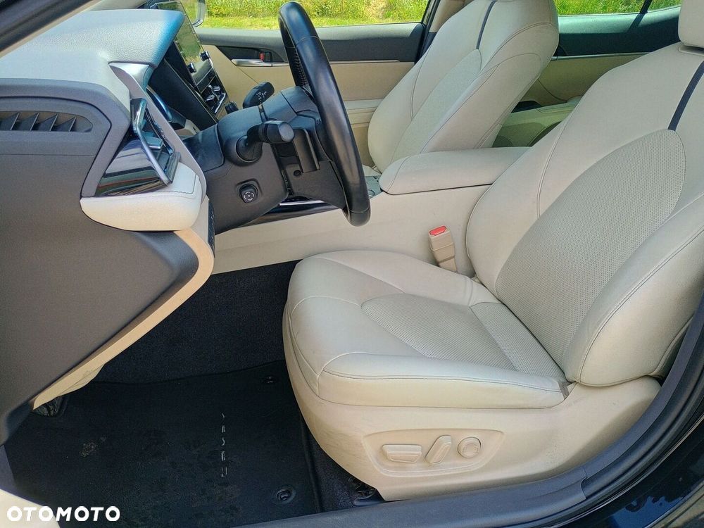 Toyota Camry 2.5 Hybrid Executive CVT - 18
