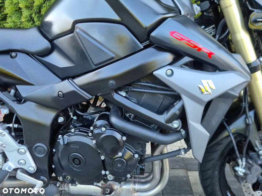 Suzuki GSR - 6