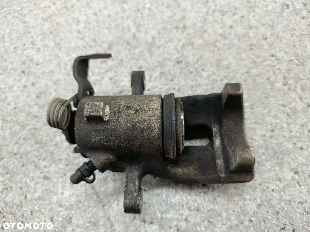 ZACISK HAMULCOWY PRAWY TYŁ OPEL ZAFIRA B  1.9 CDTI - 6