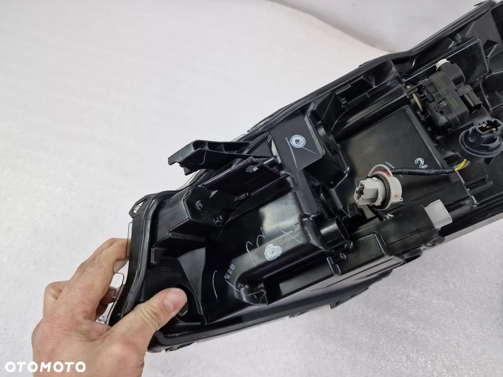 TOYOTA YARIS III 3 LIFT 17- PRAWA LAMPA PRZEDNIA PRZÓD SOCZEWKA , NR AUKCJI LA396 - 11