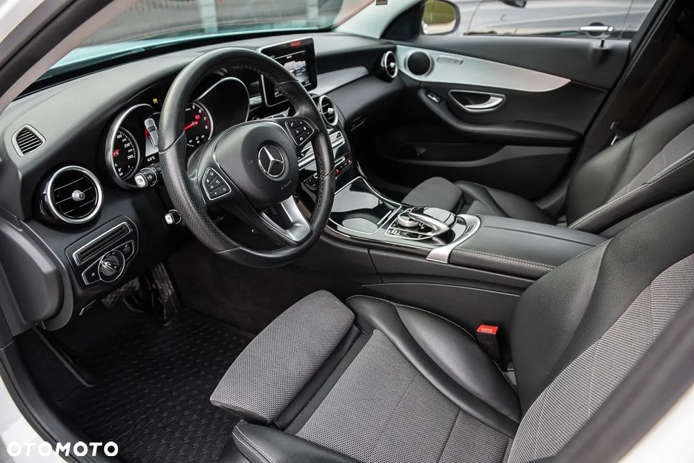 Mercedes-Benz Klasa C 180 9G-TRONIC AMG Line - 15