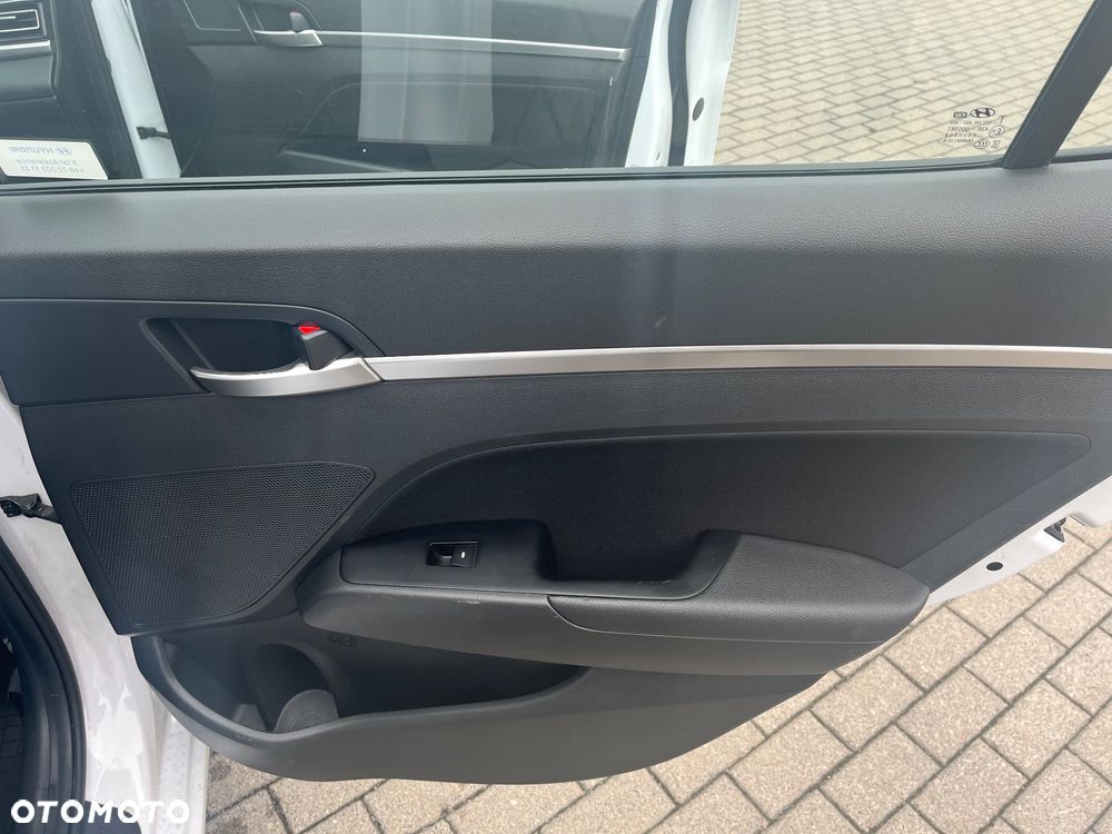 Hyundai Elantra 1.6 Comfort - 15