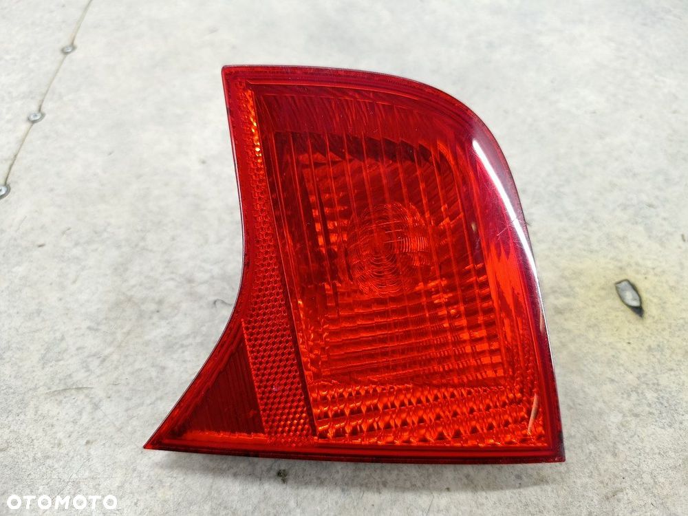 LAMPA TYLNA PRAWA W KLAPE AUDI A4 B7 8E5945094A HELLA SEDAN - 4