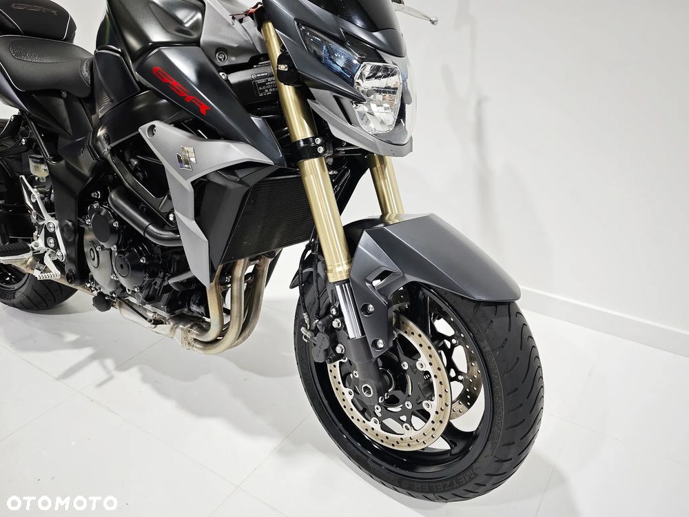 Suzuki GSR - 6