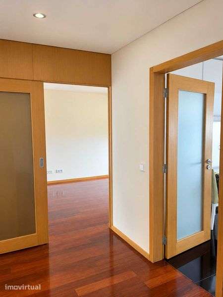 T2 com Suite, Varanda e Garagem | 109 m² | Metro a 350 m - Grande imagem: 3/12
