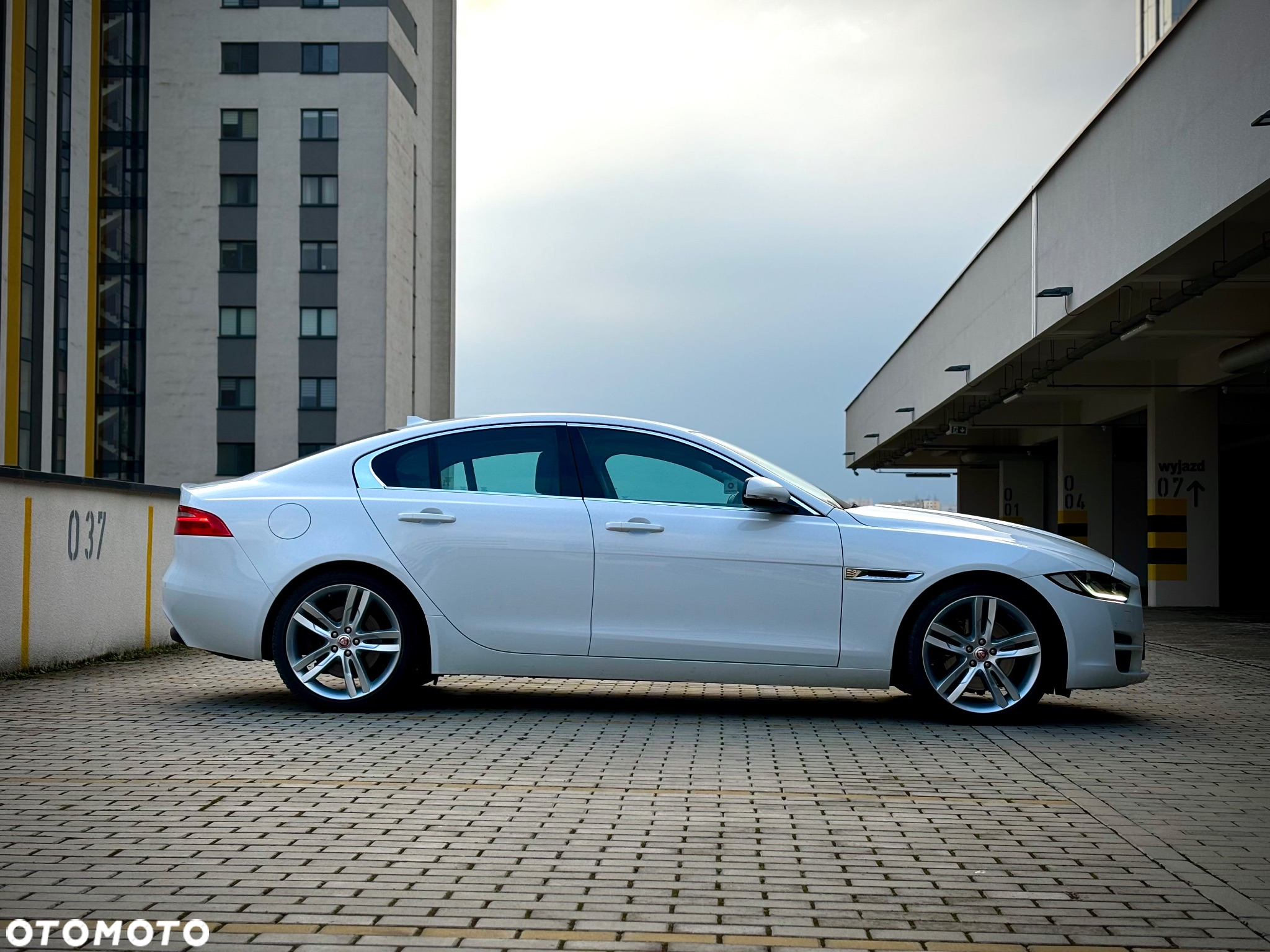 Jaguar XE 2.0 T Pure - 12